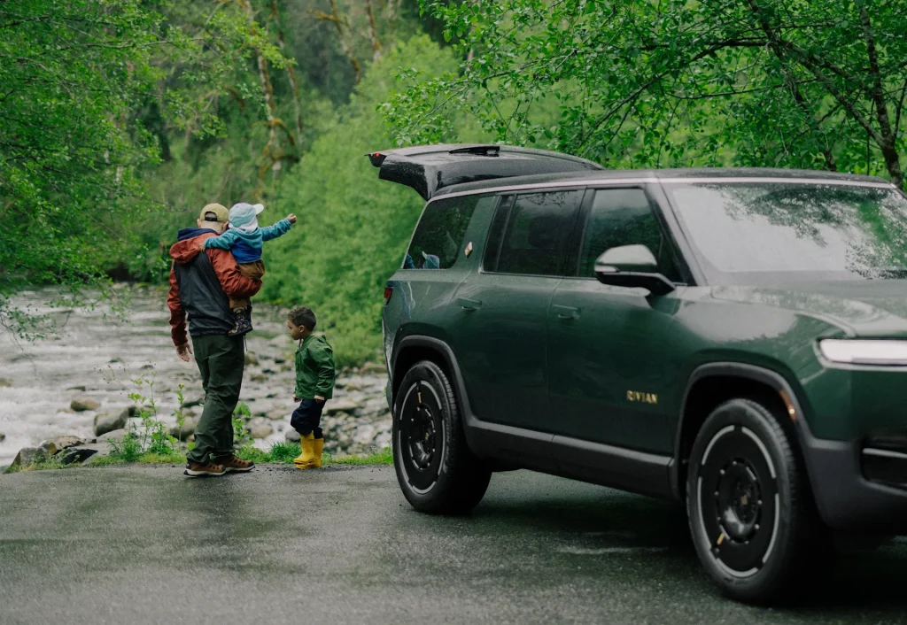2025-Rivian-R1S-12