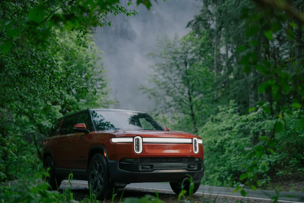 2025-Rivian-R1S-13