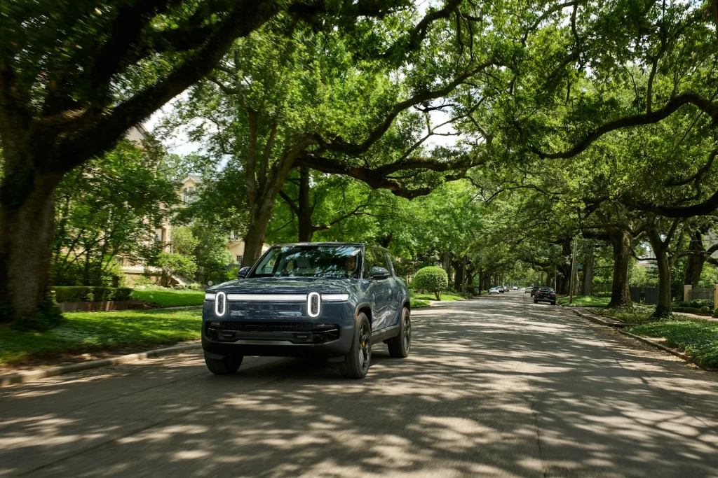 2025-Rivian-R1S-20
