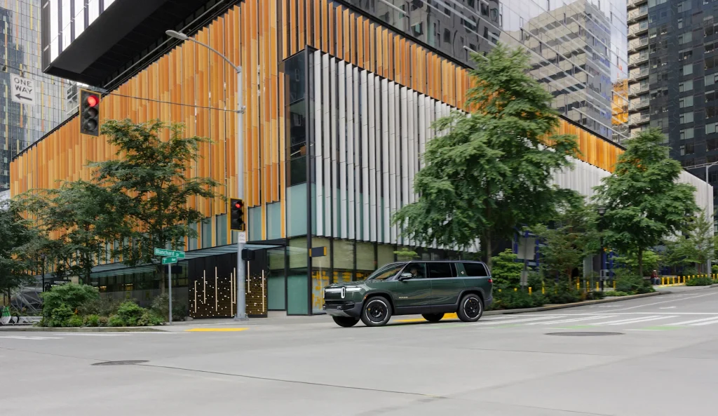 2025-Rivian-R1S-21