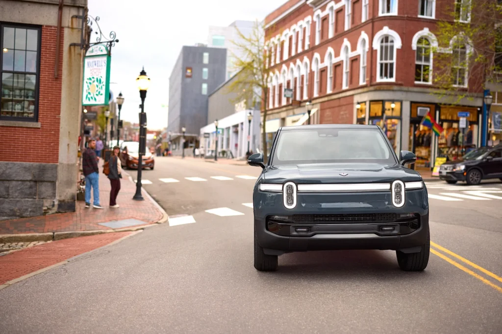 2025-Rivian-R1S-22