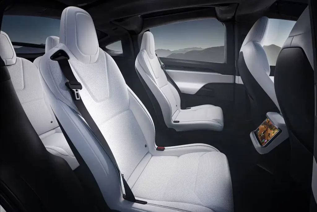 2025-Tesla-Model-X-30