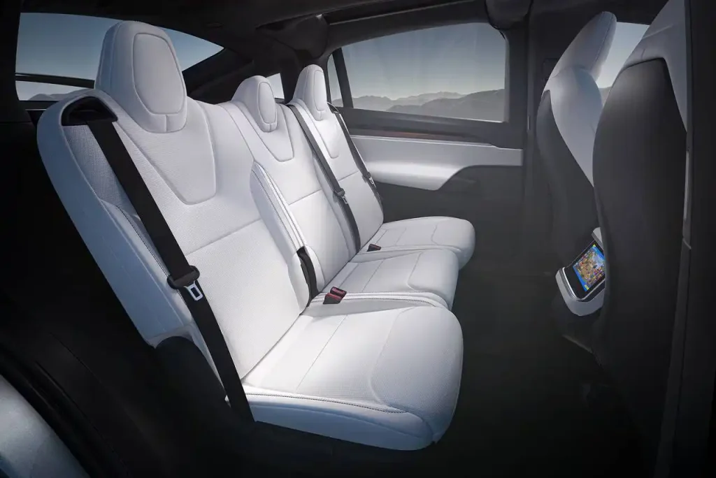 2025-Tesla-Model-X-31