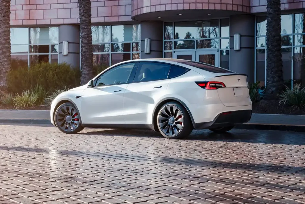 2025-Tesla-Model-Y-15