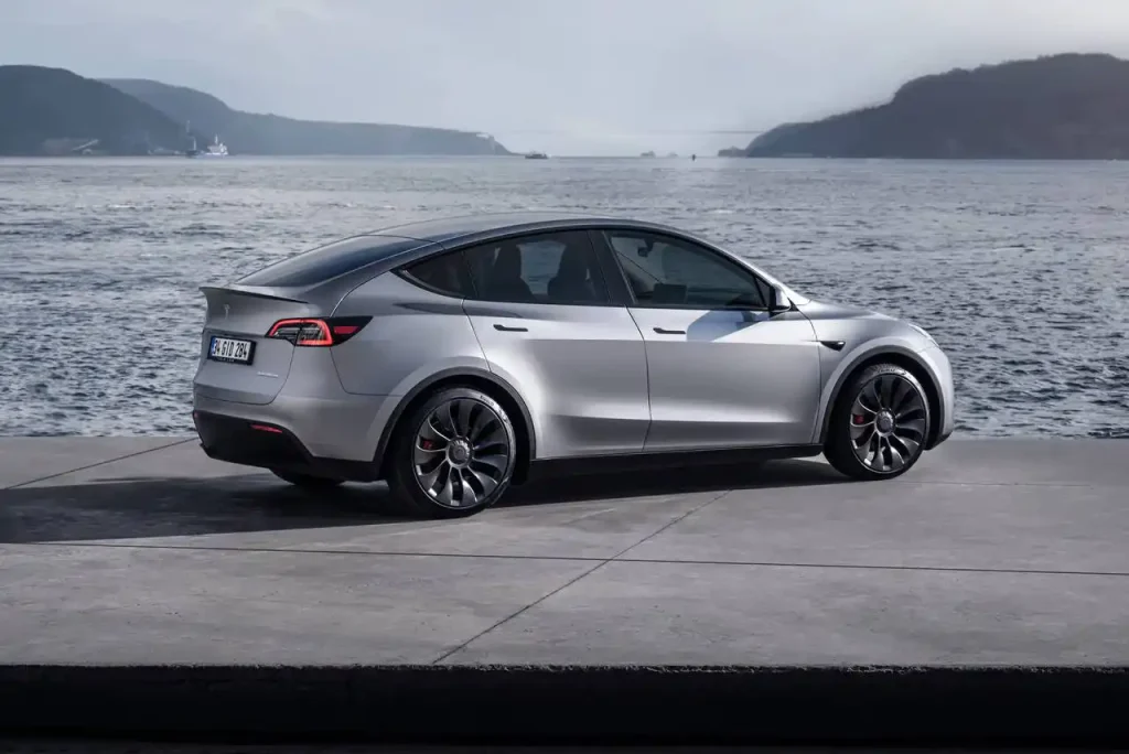 2025-Tesla-Model-Y-16