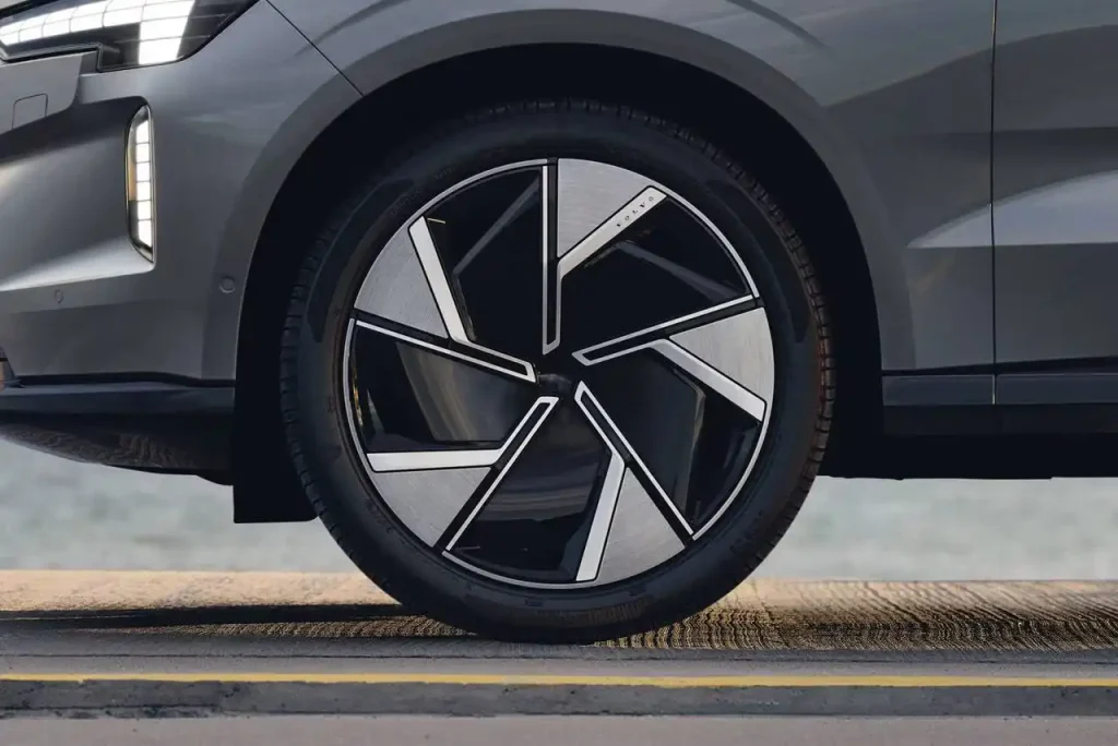 2025-Volvo-EX90-53