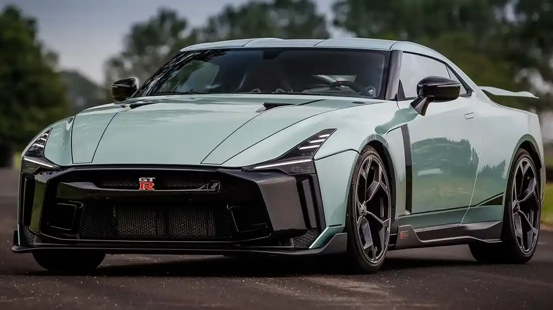 Nissan-GT-R-1