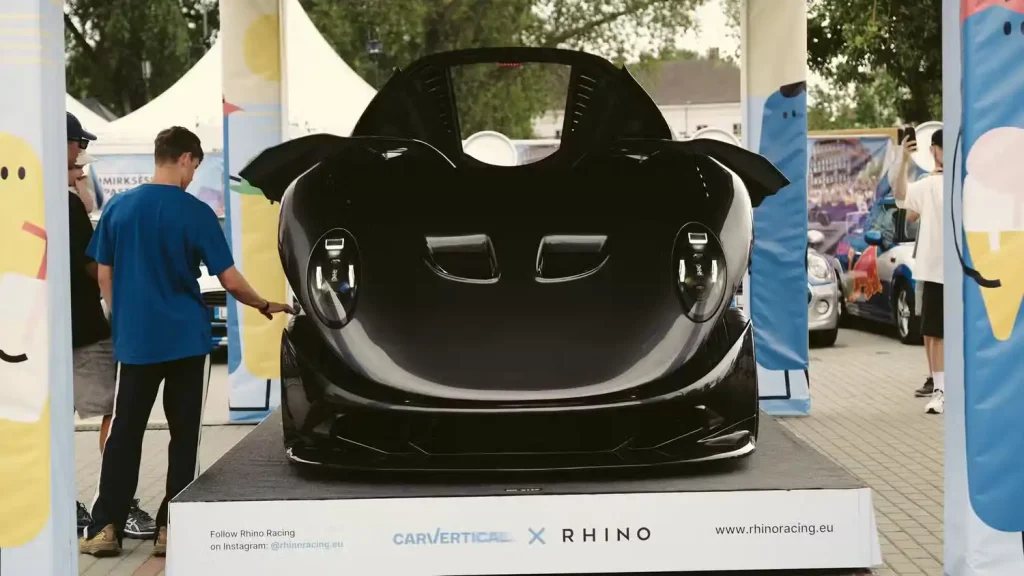 Rhino-Racing-RR01-6