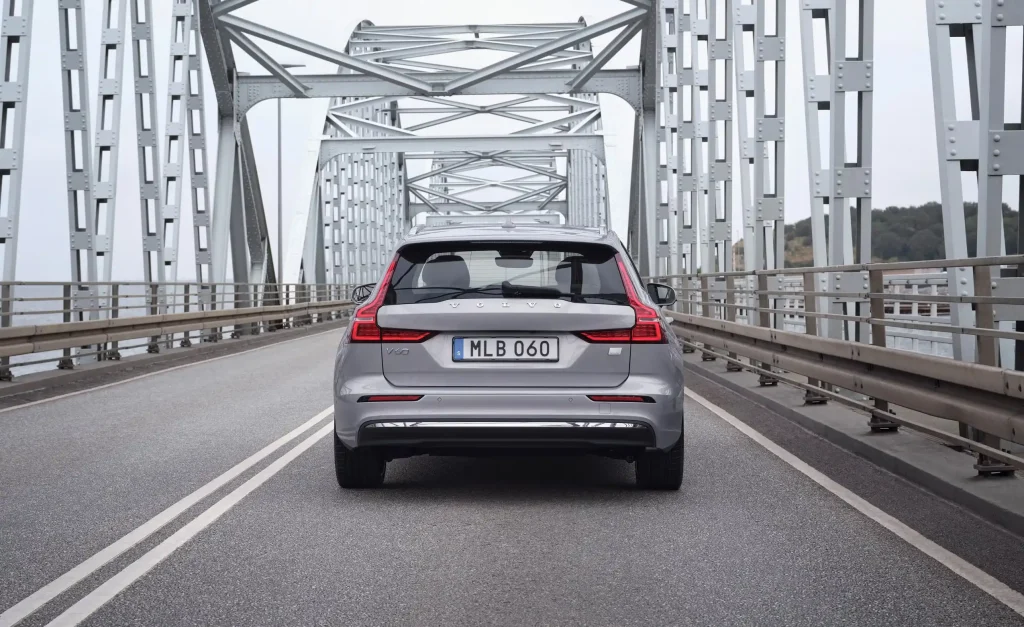2024-Volvo-S60-13