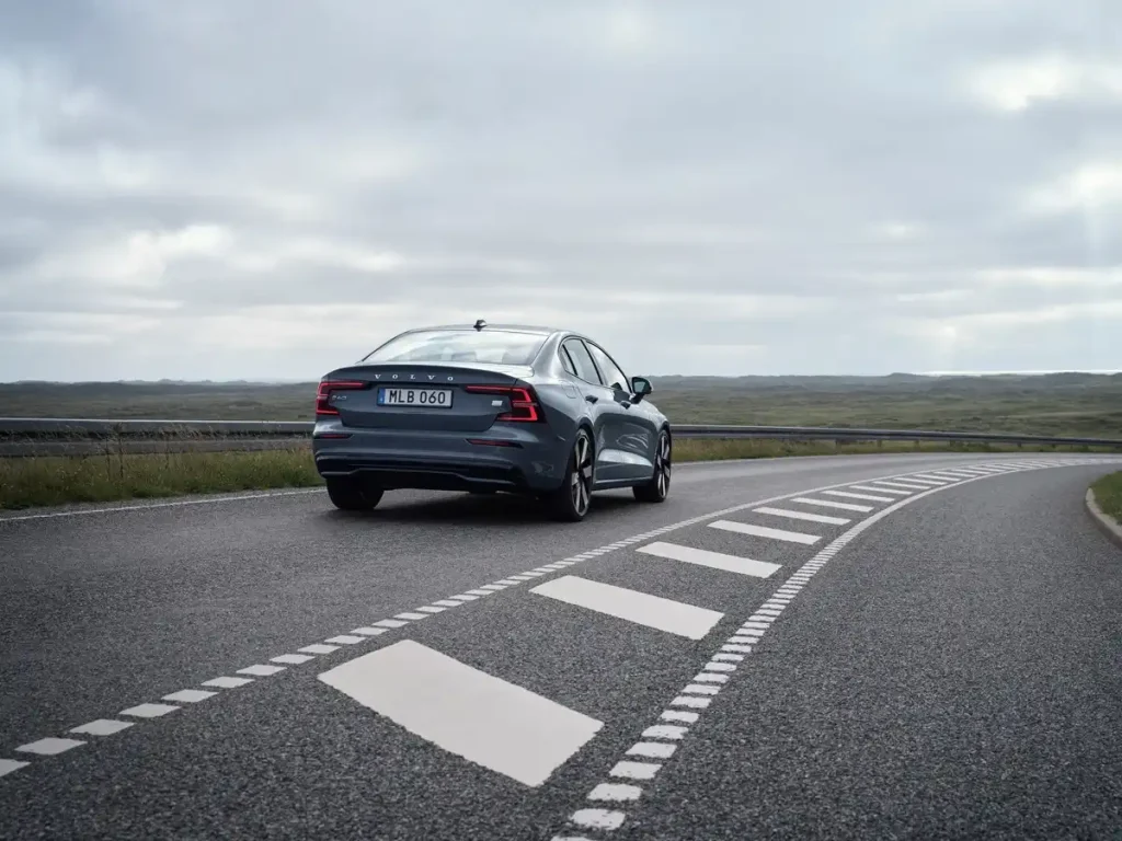 2024-Volvo-S60-25