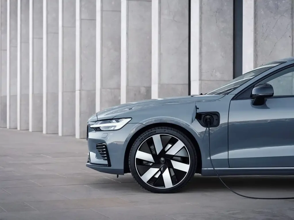 2024-Volvo-S60-38
