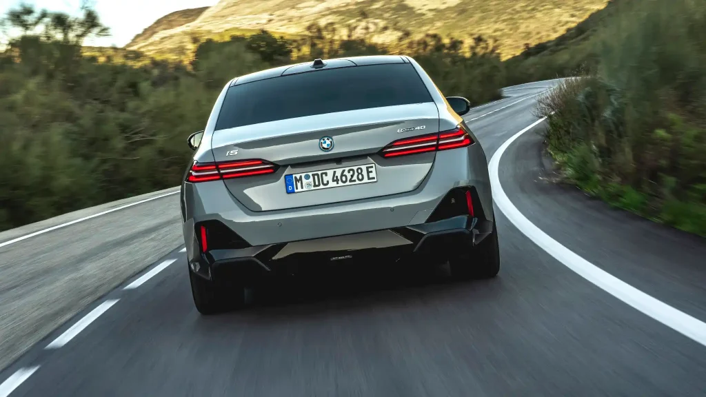 2025-BMW-5-Series-23