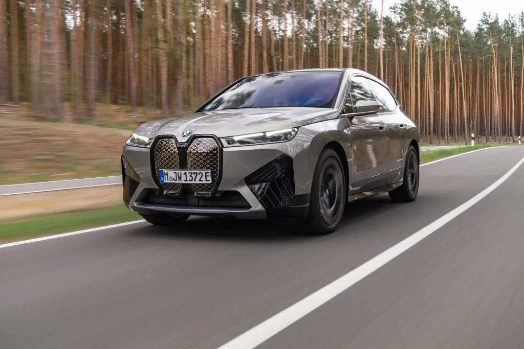 2025-BMW-iX-10
