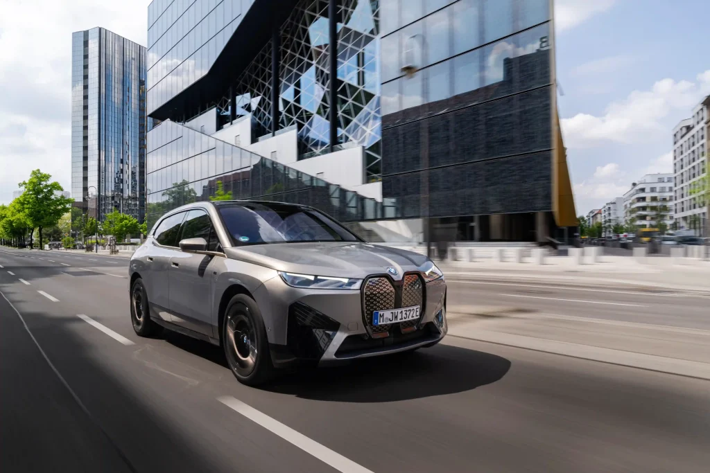 2025-BMW-iX-15