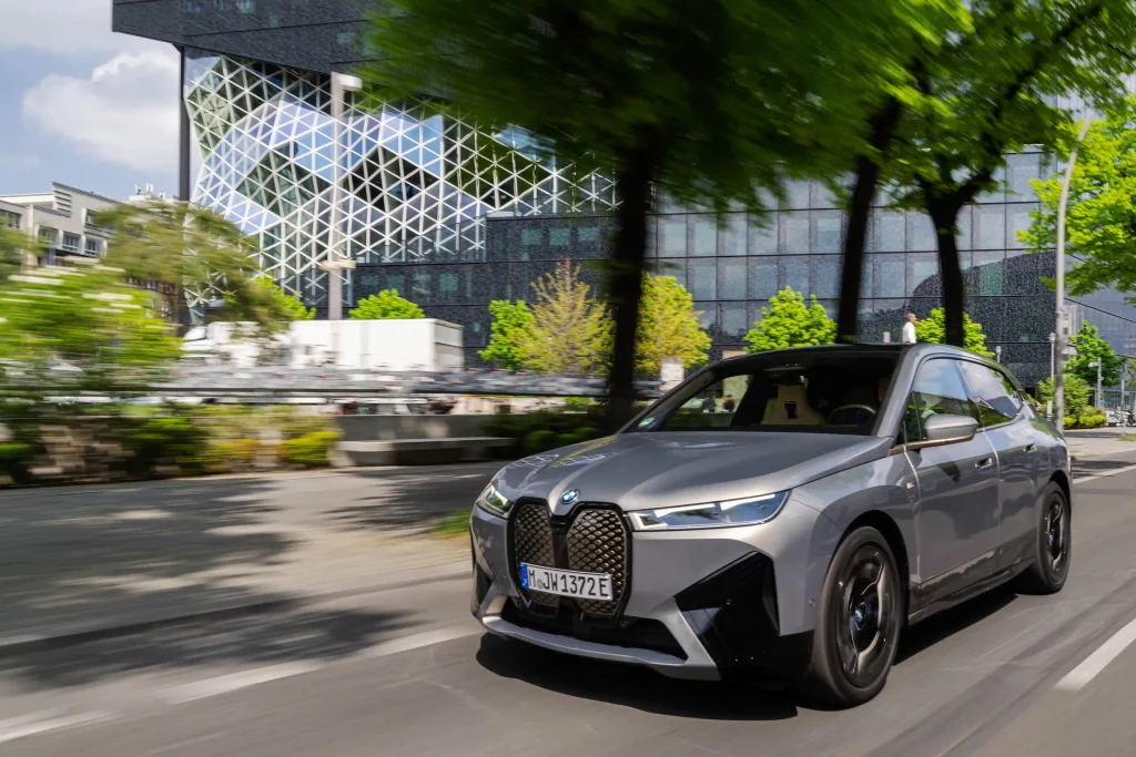 2025-BMW-iX-16