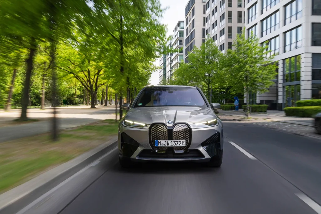 2025-BMW-iX-18