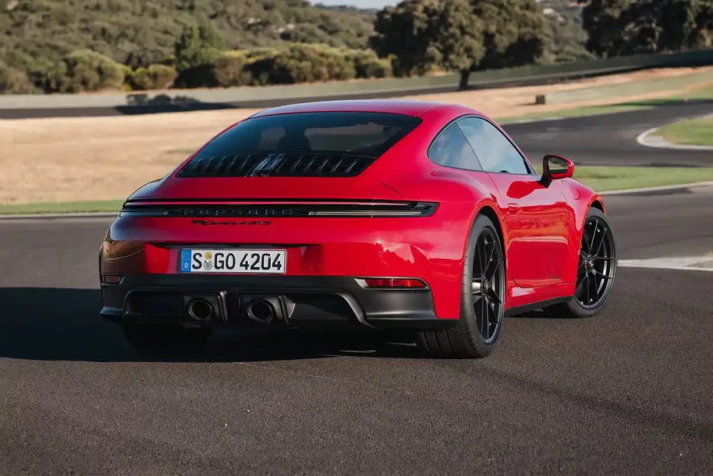 2025-Porsche-911-Turbo-18