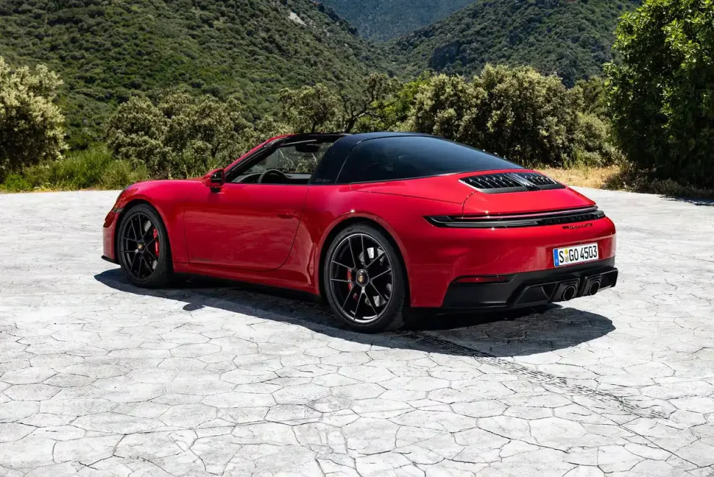 2025-Porsche-911-Turbo-19