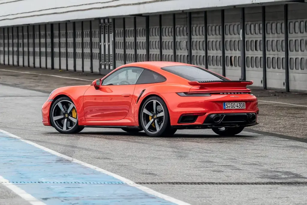 2025-Porsche-911-Turbo-24