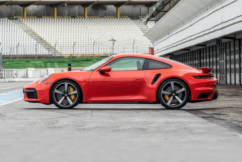 2025-Porsche-911-Turbo-28