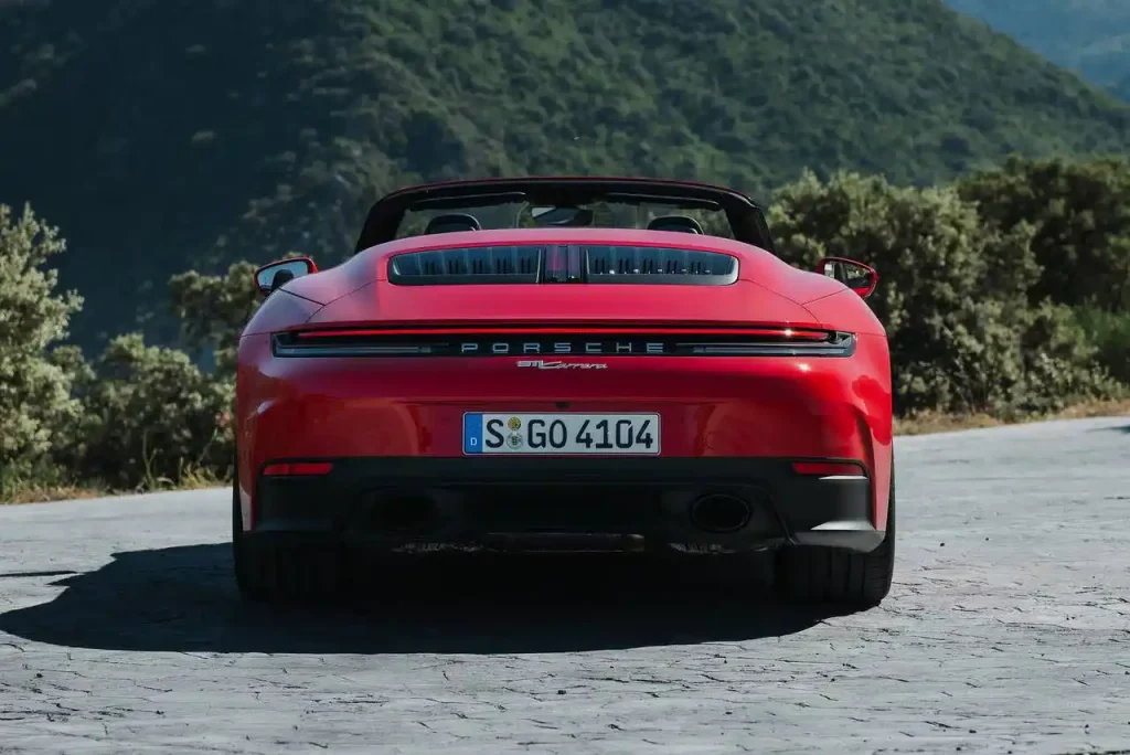 2025-Porsche-911-Turbo-30