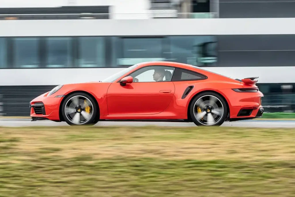 2025-Porsche-911-Turbo-48