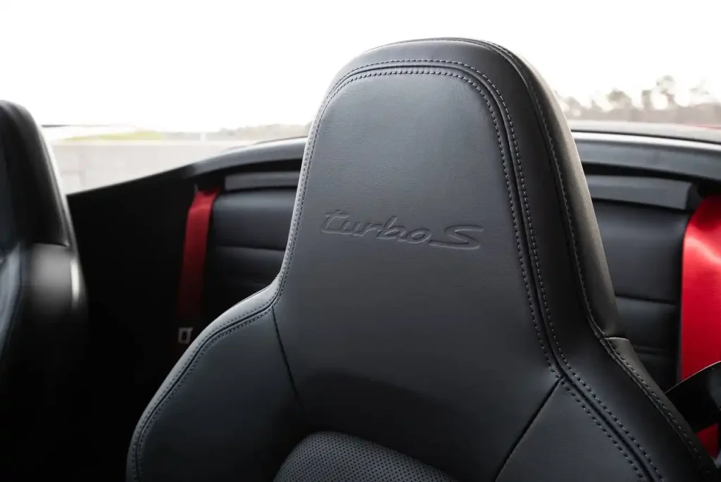 2025-Porsche-911-Turbo-51