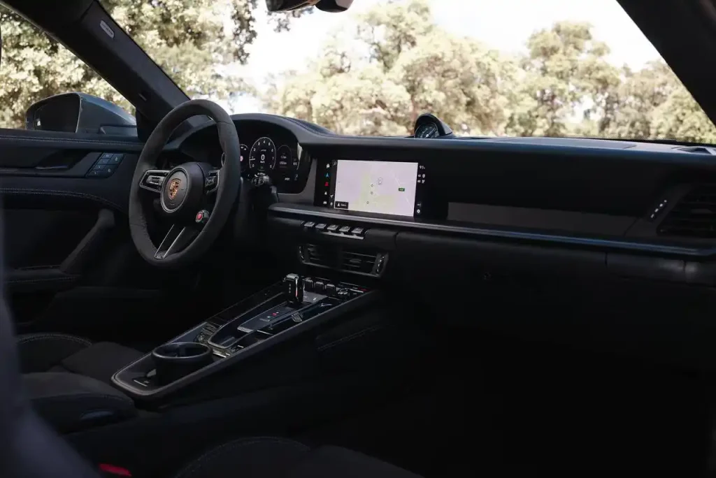 2025-Porsche-911-Turbo-69