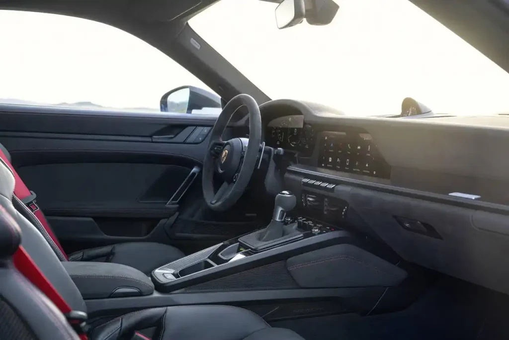 2025-Porsche-911-Turbo-71