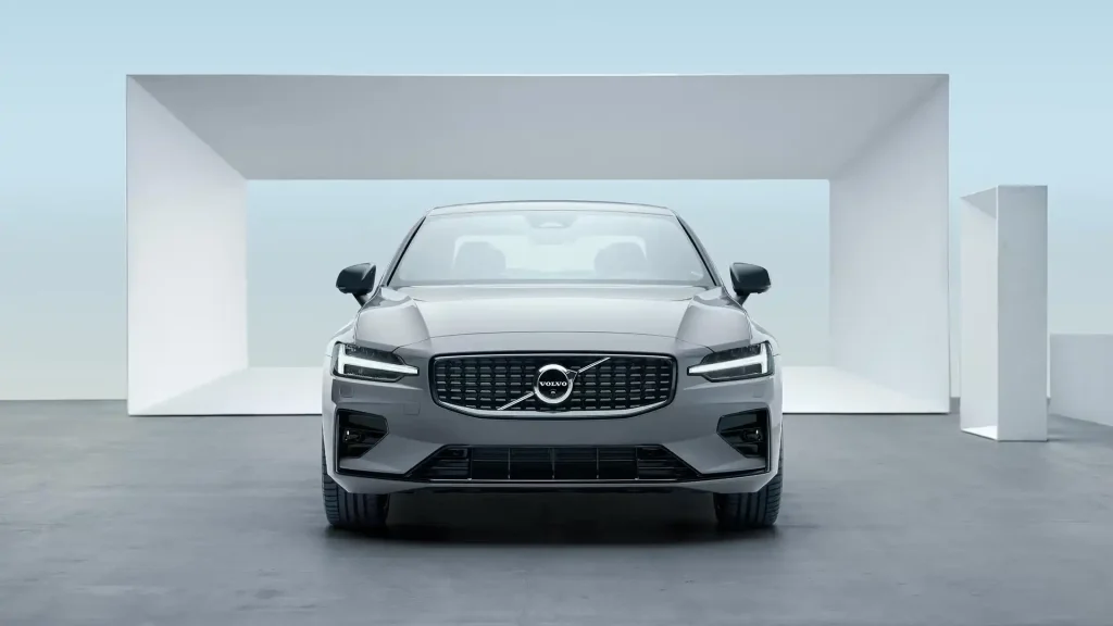 2025-Volvo-S60-12