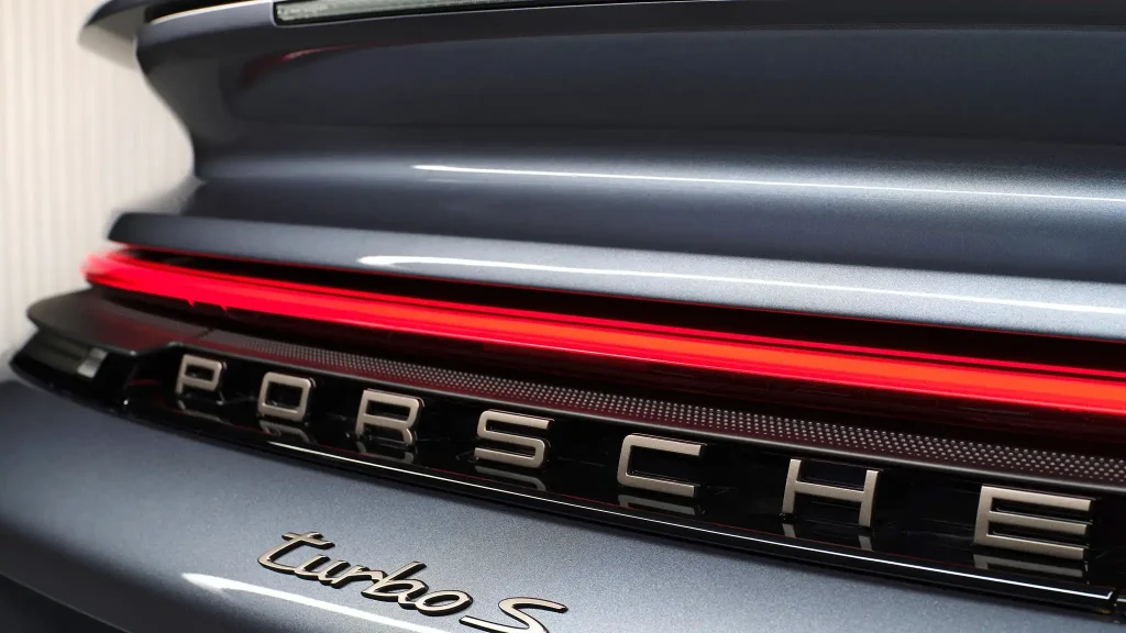 2026-Porsche-911-Turbo-47