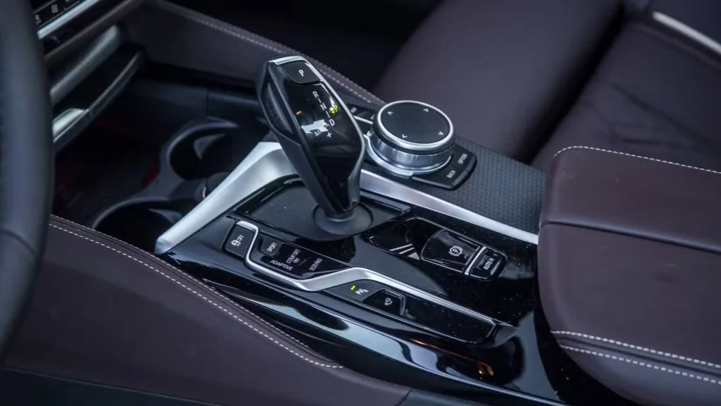 2023-bmw-5-series-sedan-interior-4