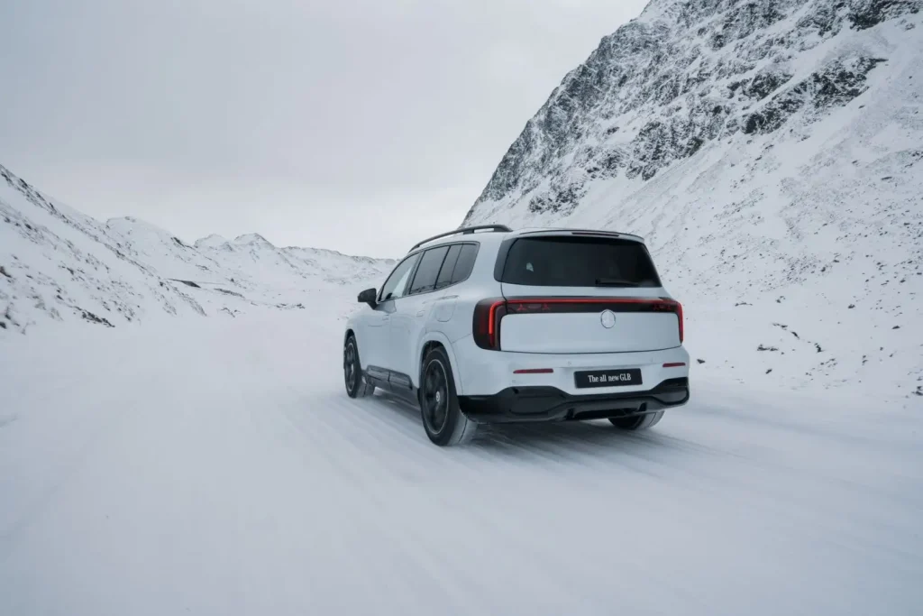 2027-Mercedes-Benz-GLB-32